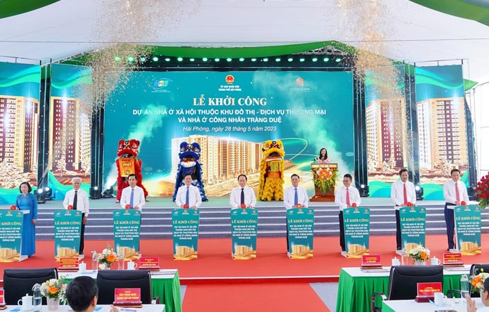 Lãnh đạo TP Hải Phòng bấm nút khởi công xây dựng khu nhà ở xã hội tại KCN Tràng Duệ chiều 28.5. Ảnh: Đàm Thanh
